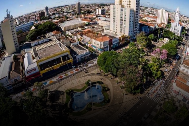 Imagem de um ônibus na estrada
